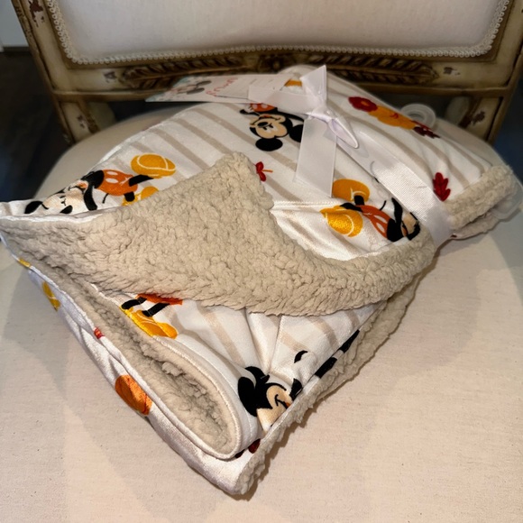 ✨NWT✨ Disney Mickey Mouse Reversible Plush Sherpa Baby Blanket Fall Pumpkins - Picture 3 of 5